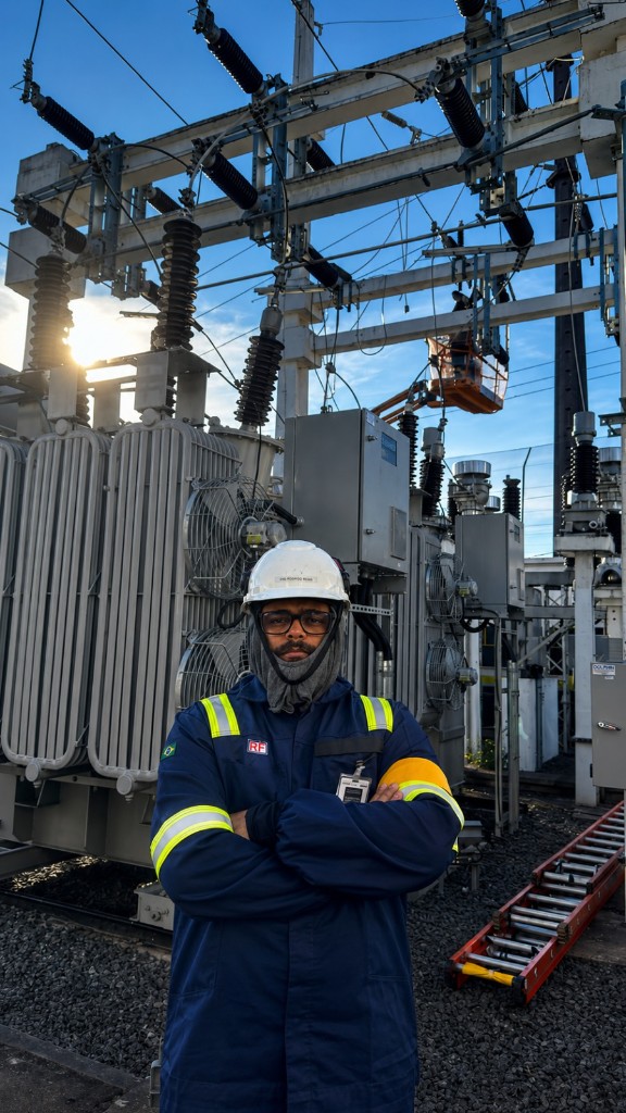 Engenheiro Rodrigo Régis em subestação com transformador de potência ao entardecer