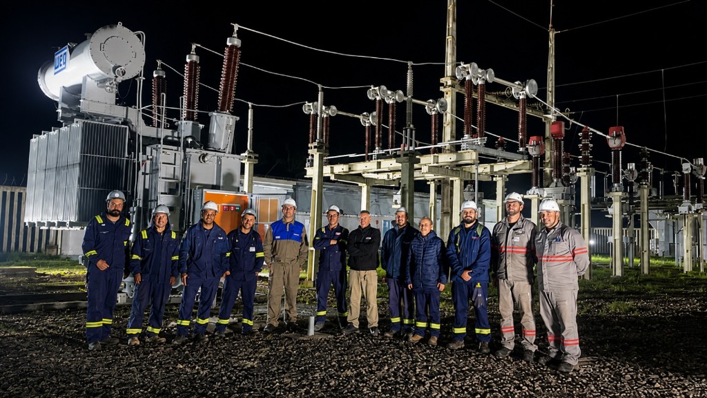 Equipe RSI Engenharia após energização noturna de subestação WEG